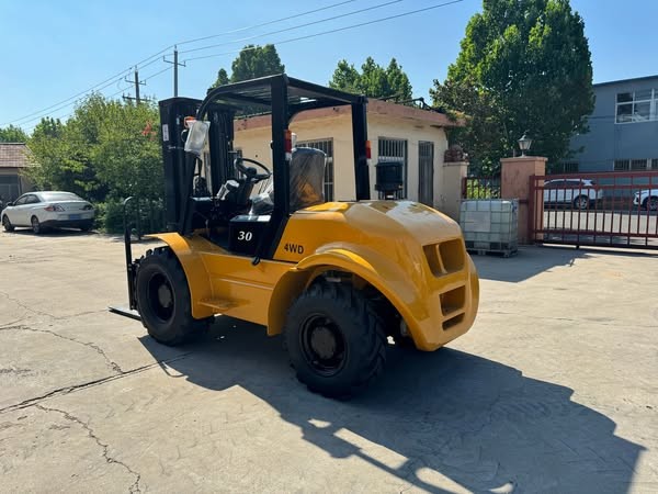 4-Wheel Drive Rough Terrain Forklift