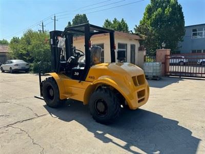 Dab tsi yog qhov sib txawv hauv kev ua haujlwm thaum forklifts ua haujlwm nyo...
